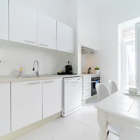 Peaceful 2-bedroom House With Garden At The Heart Of Benfica Lisboa